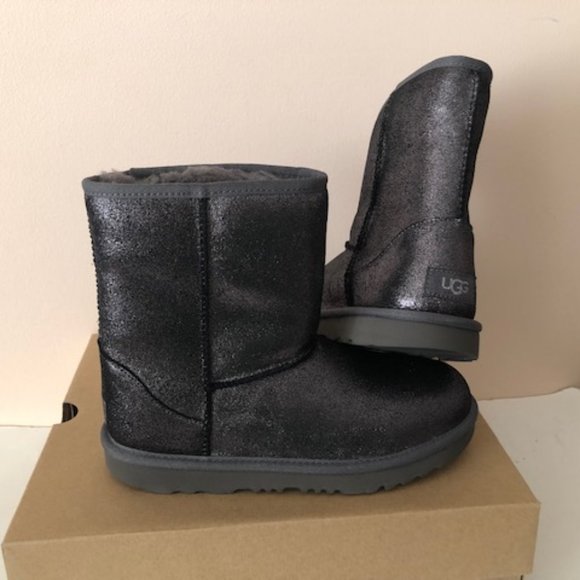 UGG Classic II Short Water Resistant Metallic Glitter boots. Size: 8 - Picture 5 of 11